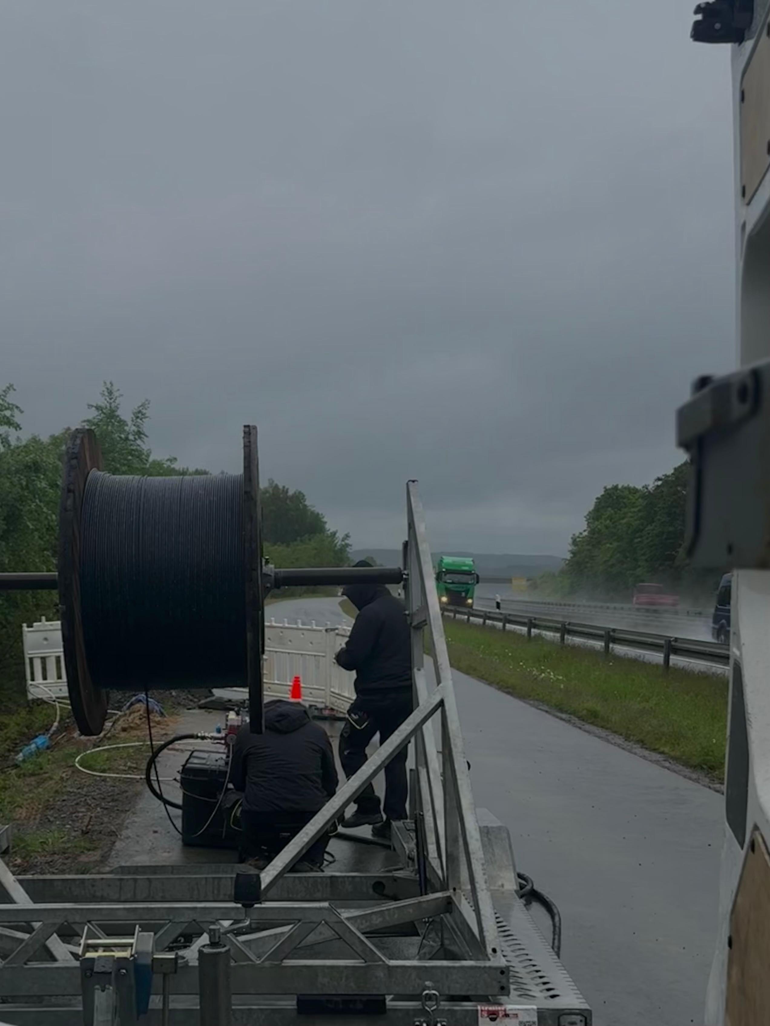 Kabeltrommel mit Glasfaserkabel für Einblasarbeiten an Straße