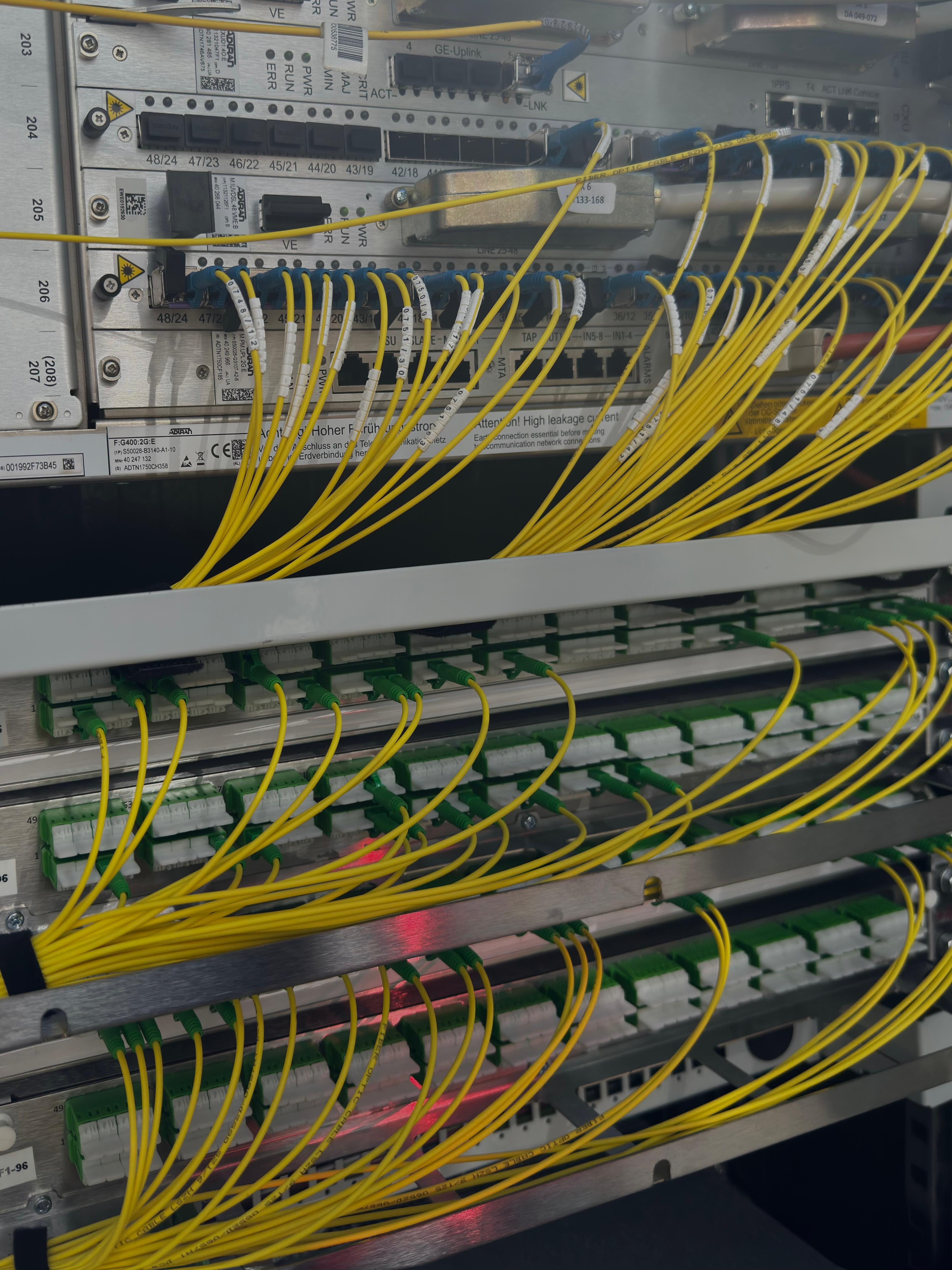 Patchfeld mit Netzwerktechnik in Serverschrank verbaut